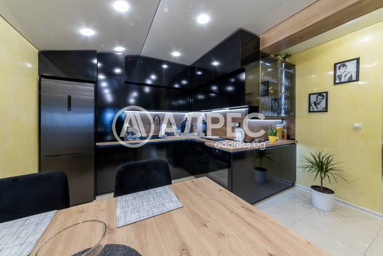 Тристаен апартамент, Варна, к.к. Св.Св. Константин и Елена, 666173, Снимка 1