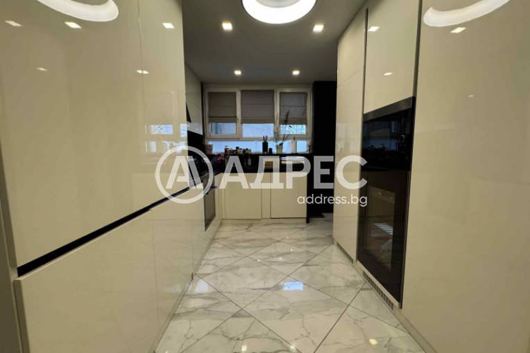 Тристаен апартамент, София, Света троица, 676290, Снимка 1