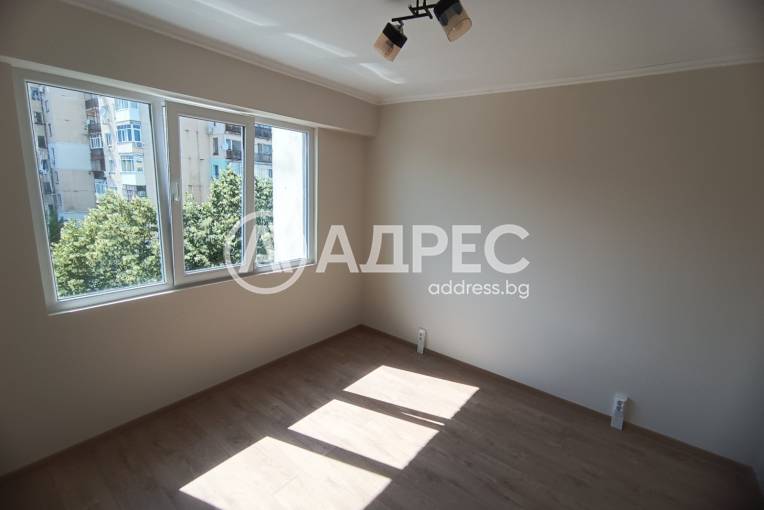 Тристаен апартамент, Разград, Орел, 701359, Снимка 1