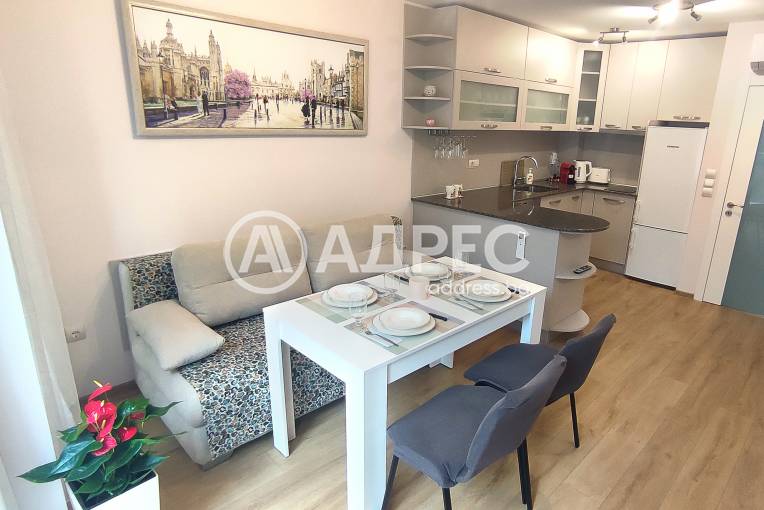 Тристаен апартамент, Варна, Червен площад, 666422, Снимка 1