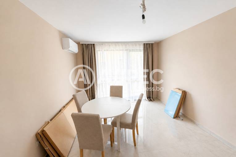 Тристаен апартамент, Варна, к.к. Св.Св. Константин и Елена, 700683, Снимка 1