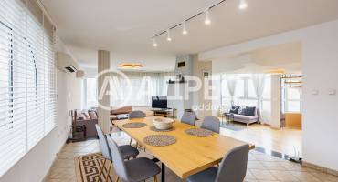 Многостаен апартамент, Варна, Гръцка махала, 683692, Снимка 1