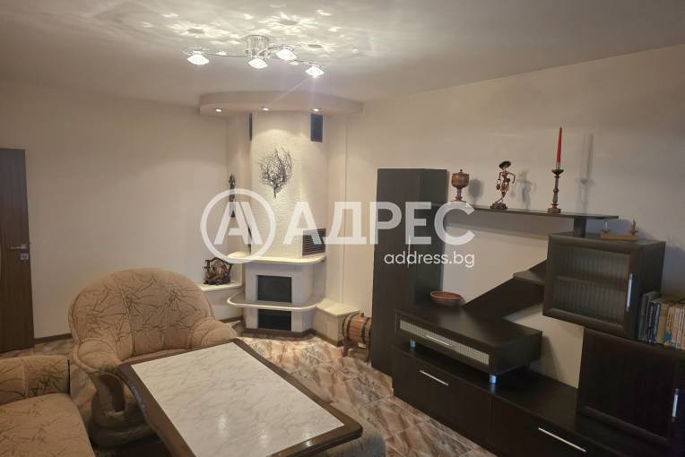 Тристаен апартамент, Ямбол, Златен рог, 700758, Снимка 1