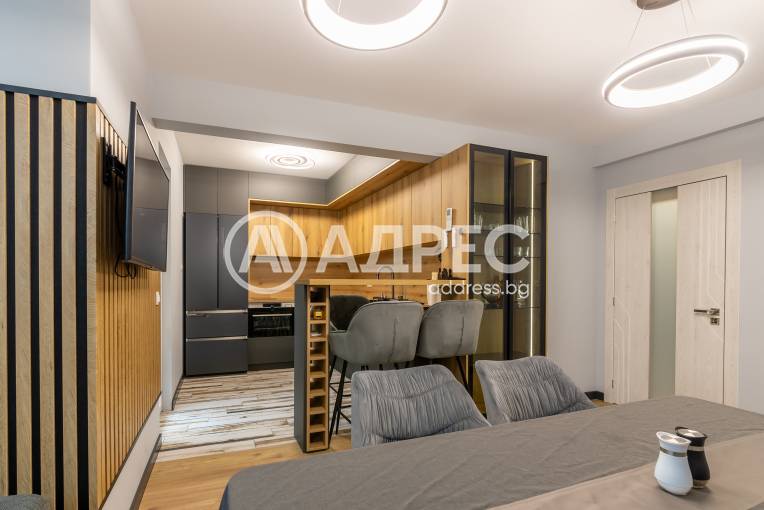 Тристаен апартамент, Варна, Централна поща, 689795, Снимка 1